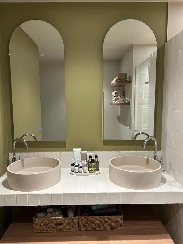 Badkamer met inloopdouche en dubbele wastafel, foto 2 van 15