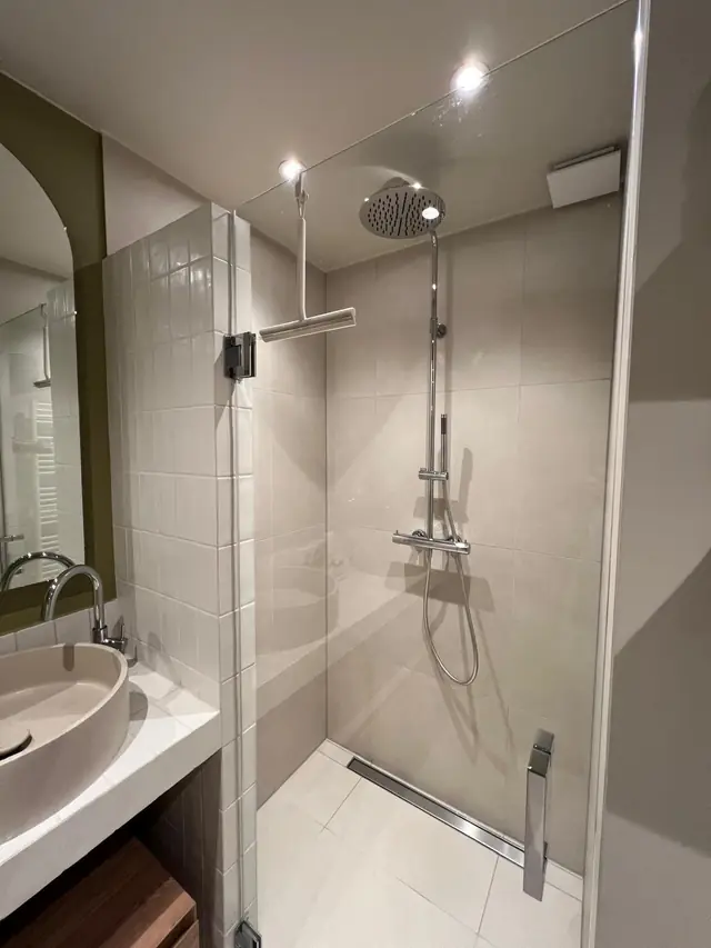 Badkamer met inloopdouche en dubbele wastafel, foto 8 van 15