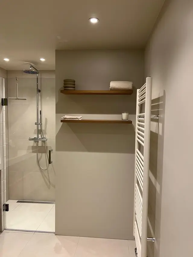 Badkamer met inloopdouche en dubbele wastafel, foto 10 van 15