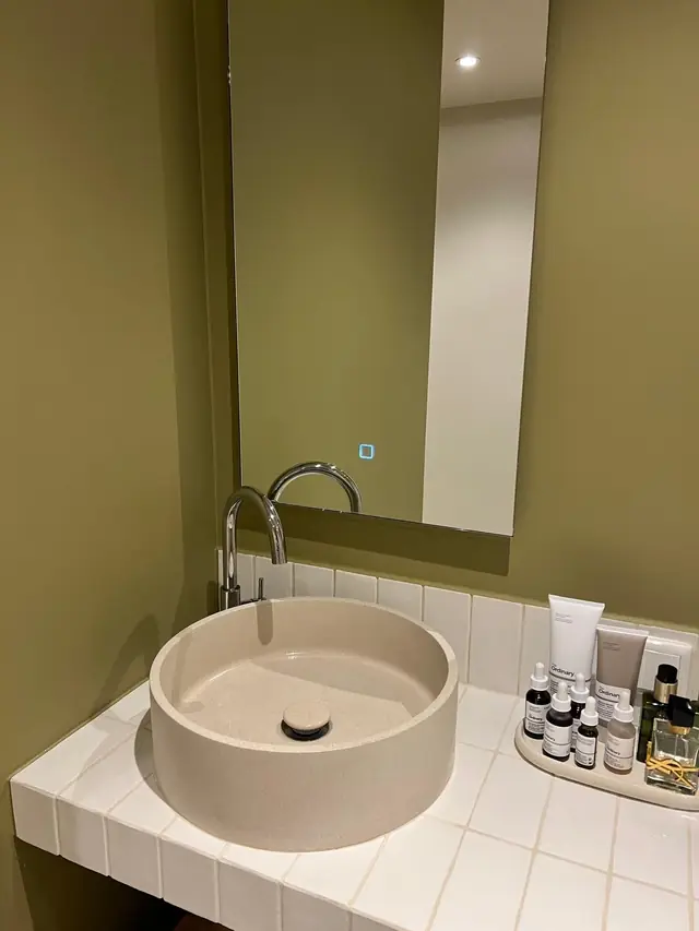 Badkamer met inloopdouche en dubbele wastafel, foto 14 van 15