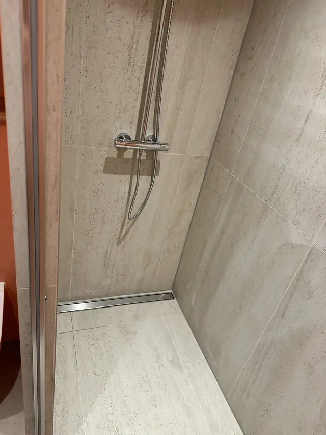 Compacte badkamer met warme accentwand, foto 4 van 7