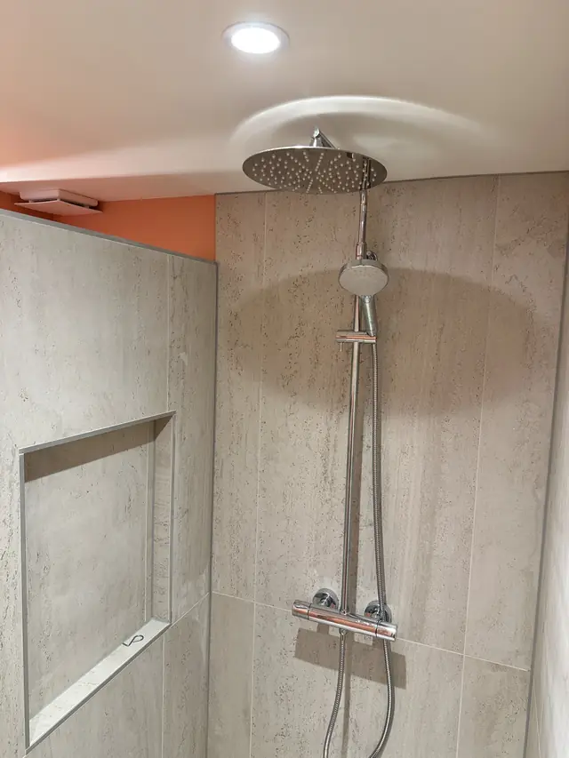 Compacte badkamer met warme accentwand, foto 5 van 7