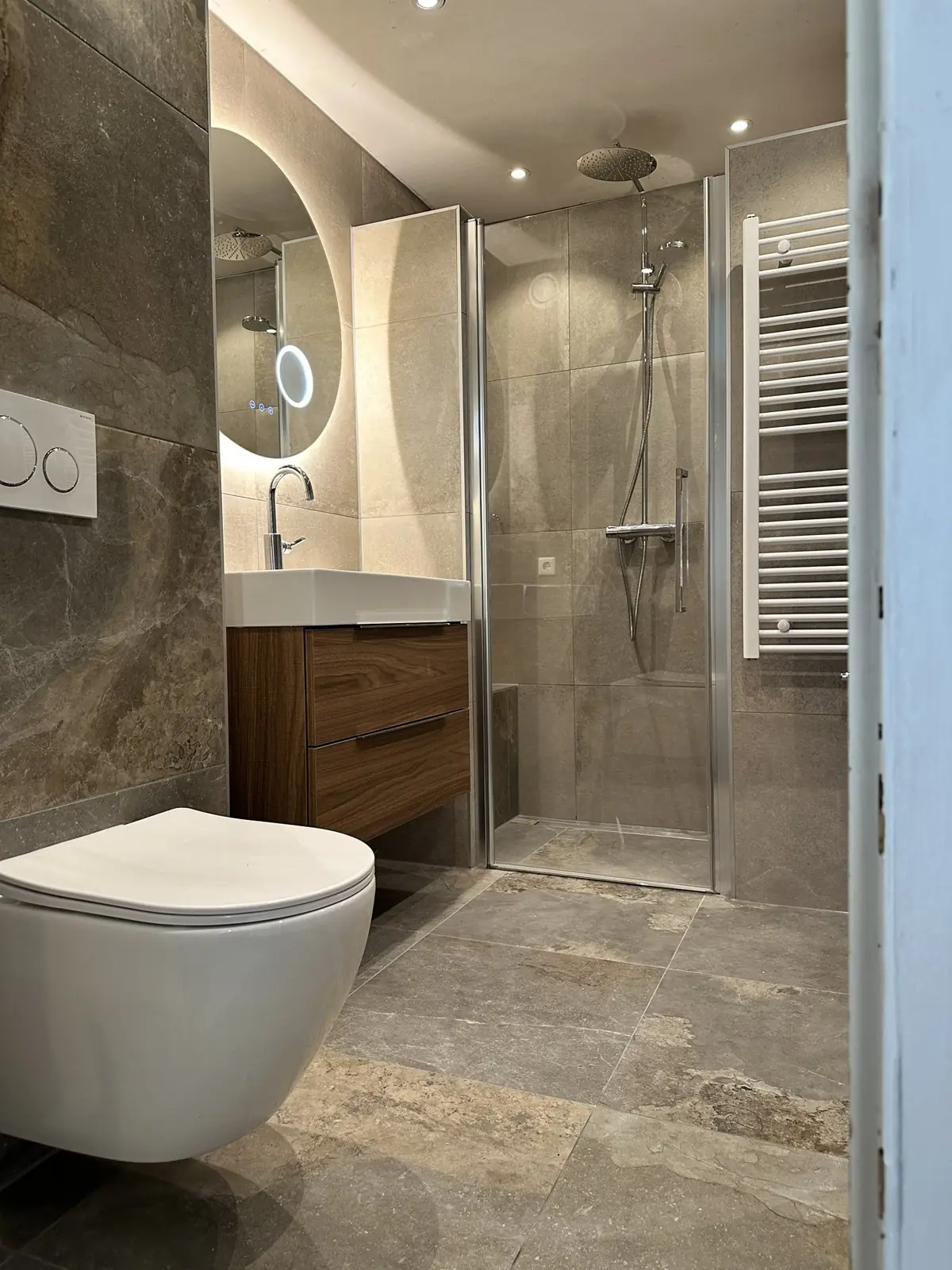 Badkamer met inloopdouche in natuursteenlook in Ede