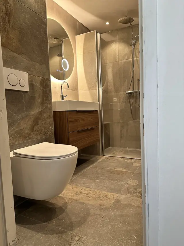 Badkamer met inloopdouche in natuursteenlook, foto 3 van 10
