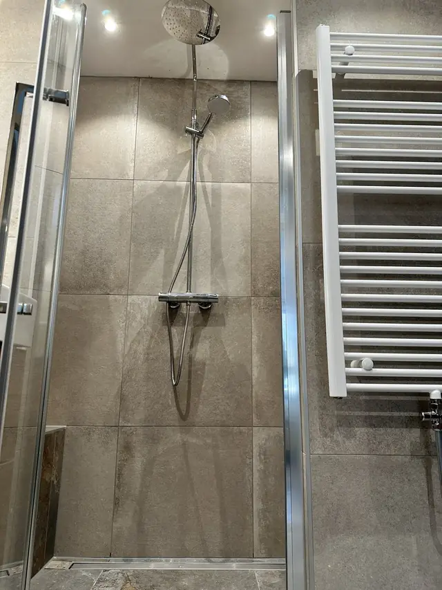 Badkamer met inloopdouche in natuursteenlook, foto 5 van 10