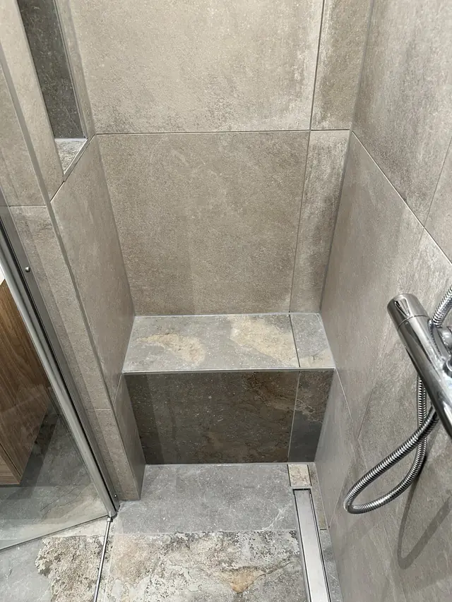 Badkamer met inloopdouche in natuursteenlook, foto 7 van 10