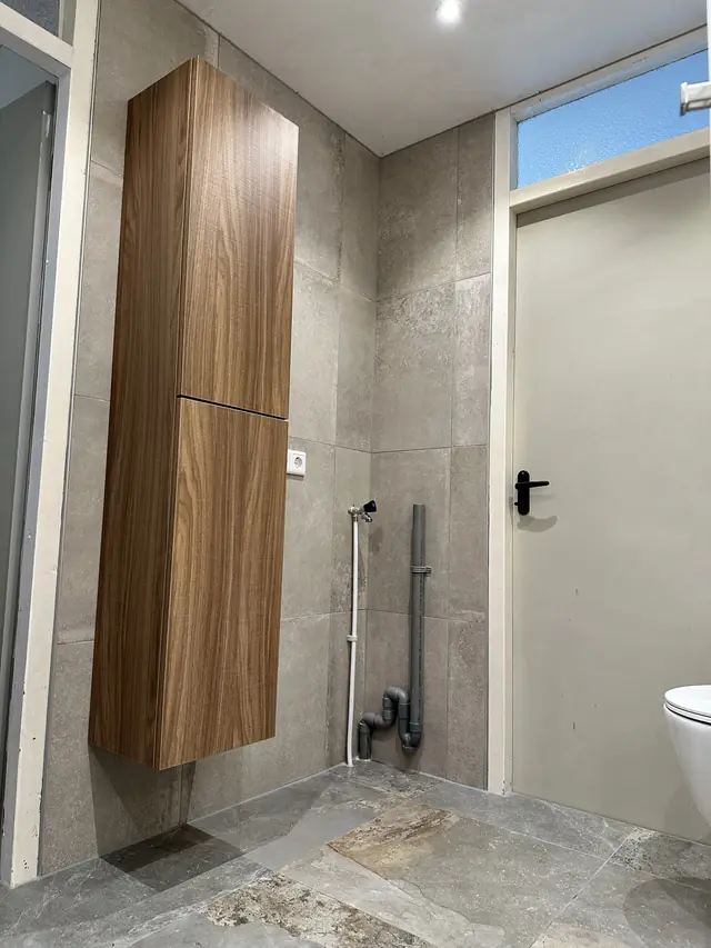Badkamer met inloopdouche in natuursteenlook, foto 10 van 10