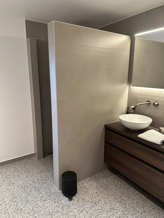Badkamer met twee opzetkommen, foto 8 van 13