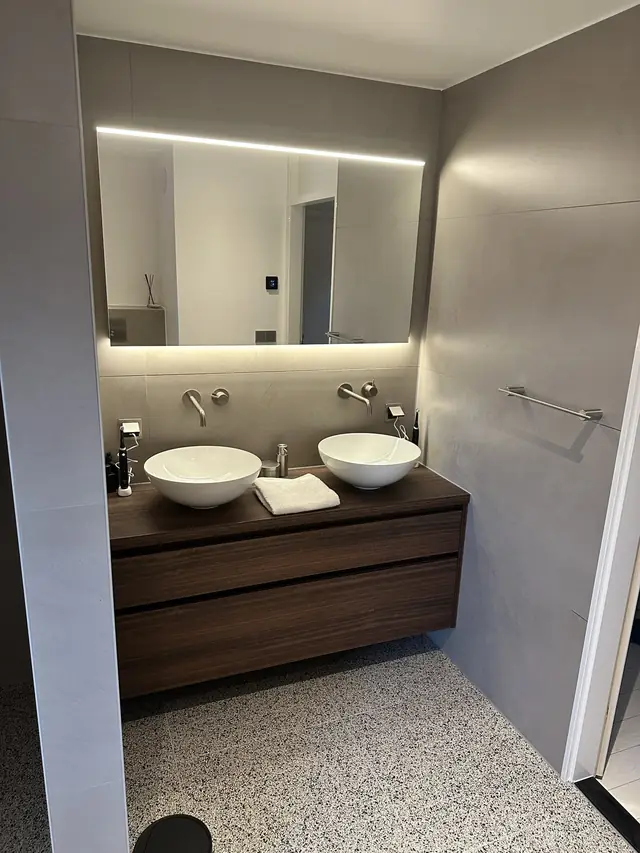 Badkamer met twee opzetkommen, foto 1 van 13