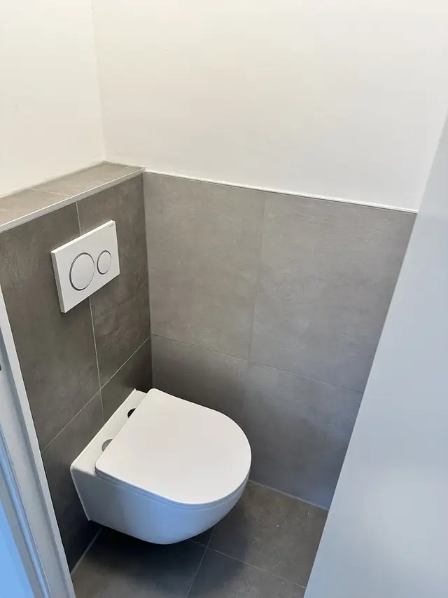 Lichte badkamer met hoge kolomkast, foto 10 van 12