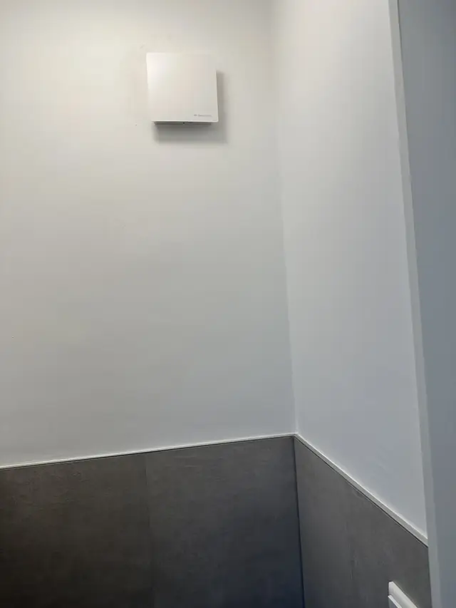 Lichte badkamer met hoge kolomkast, foto 12 van 12