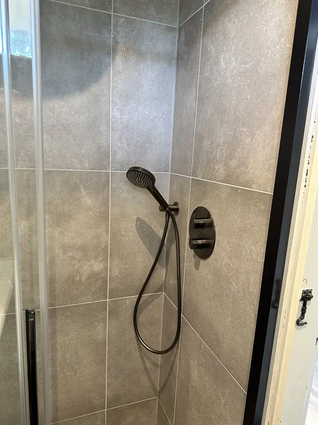 Badkamer in betonlook met verlichte spiegel, foto 4 van 10