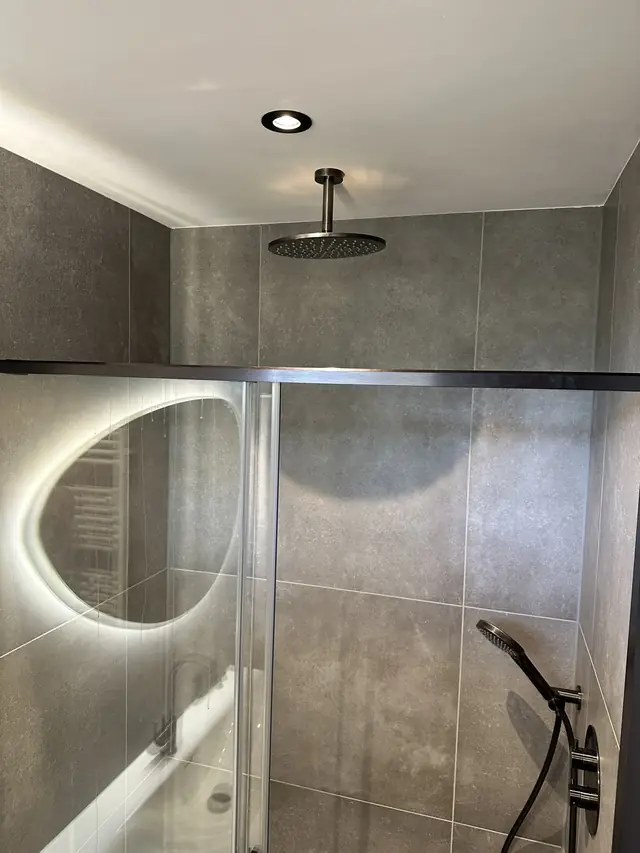 Badkamer in betonlook met verlichte spiegel, foto 5 van 10