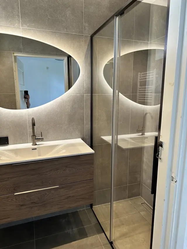 Badkamer in betonlook met verlichte spiegel, foto 9 van 10