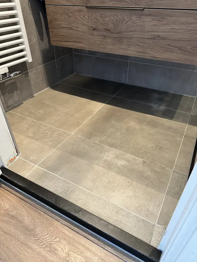 Badkamer in betonlook met verlichte spiegel, foto 10 van 10