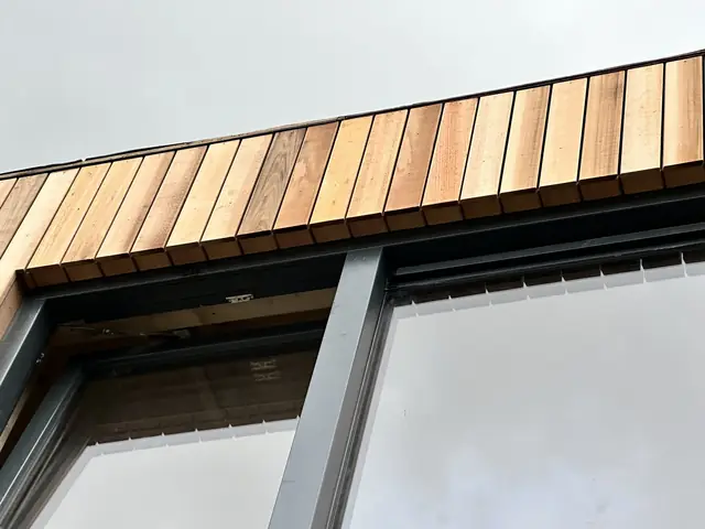 Dakopbouw met houten gevelbekleding, foto 8 van 16
