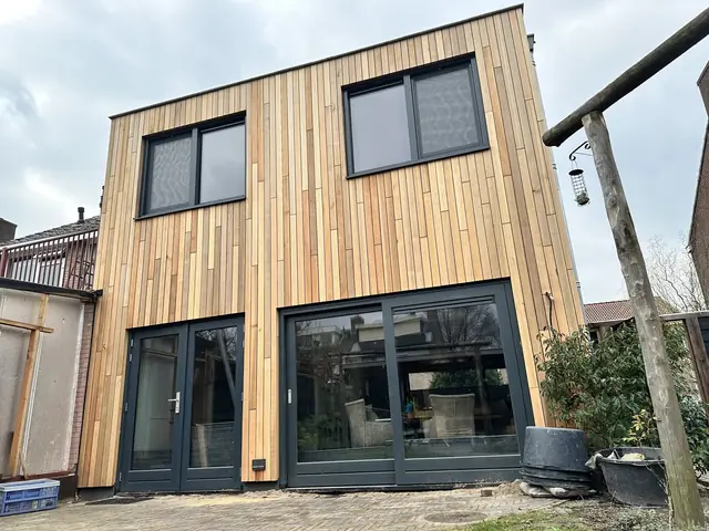 Dakopbouw met houten gevelbekleding, foto 1 van 16