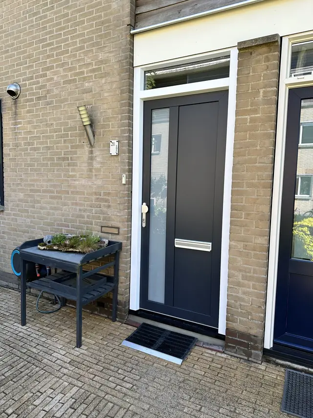 Kunststof kozijn met nieuwe voordeur, foto 1 van 2