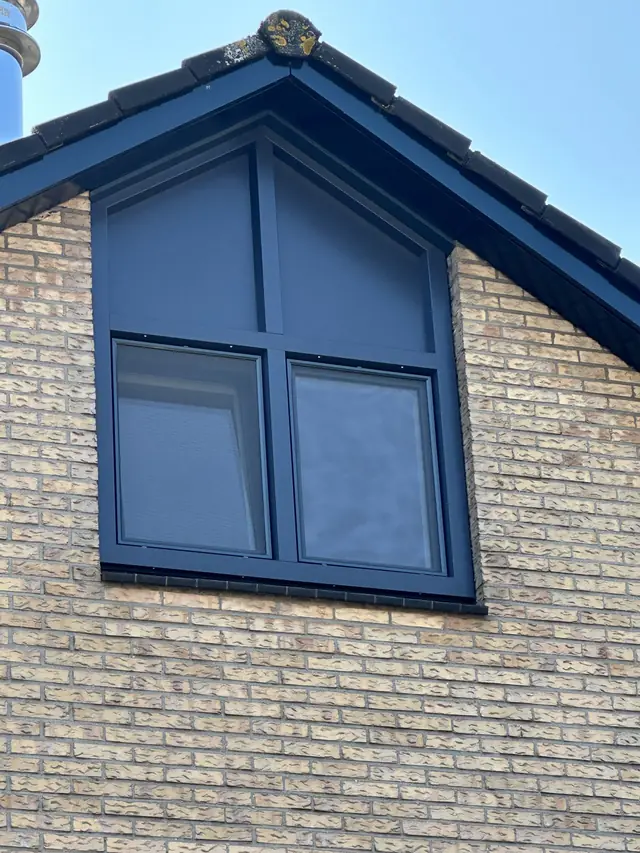 Kunststof kozijnen in de puntgevel, foto 1 van 6