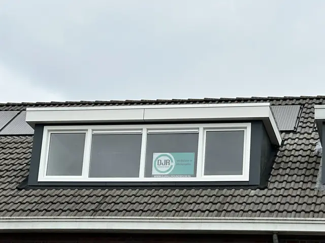Prefab dakkapel, met de kraan geplaatst, foto 1 van 14