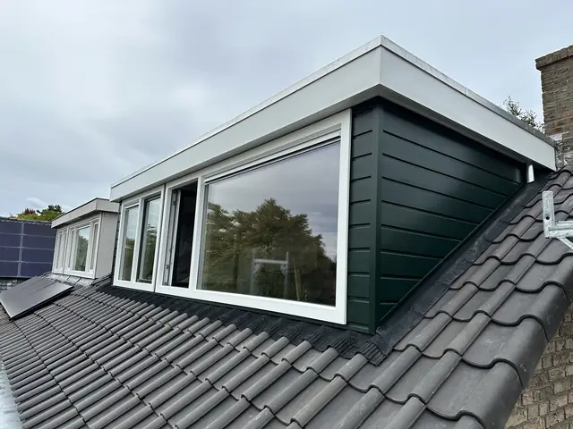 Prefab dakkapellen met groene gevelbekleding, foto 1 van 10