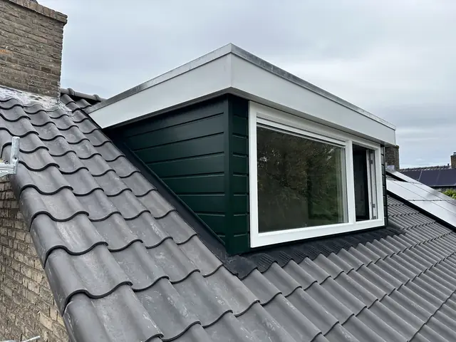 Prefab dakkapellen met groene gevelbekleding, foto 6 van 10