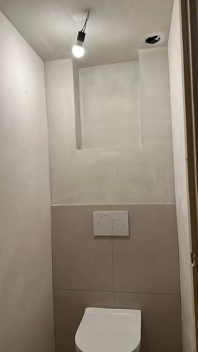 Toilet met hangtoilet en warme accentwand, foto 2 van 10