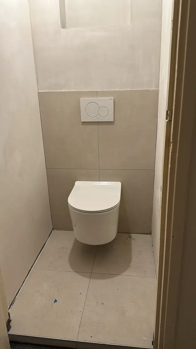 Toilet met hangtoilet en warme accentwand, foto 4 van 10