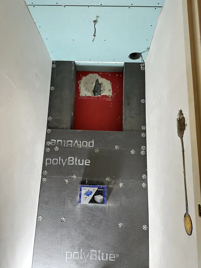 Toilet met hangtoilet en warme accentwand, foto 5 van 10
