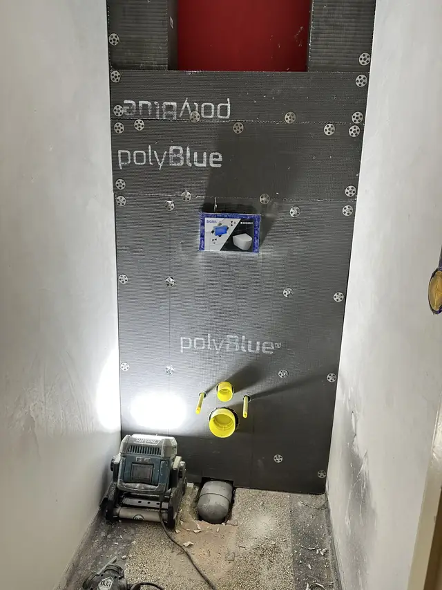 Toilet met hangtoilet en warme accentwand, foto 6 van 10