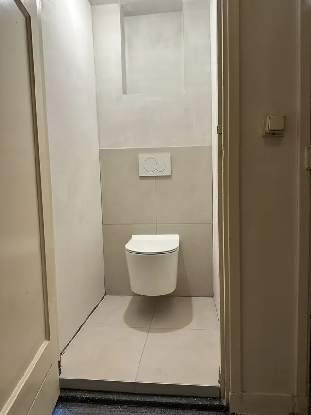 Toilet met hangtoilet en warme accentwand, foto 7 van 10