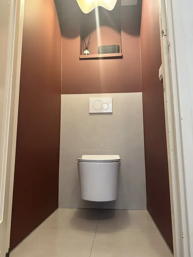 Toilet met hangtoilet en warme accentwand, foto 9 van 10