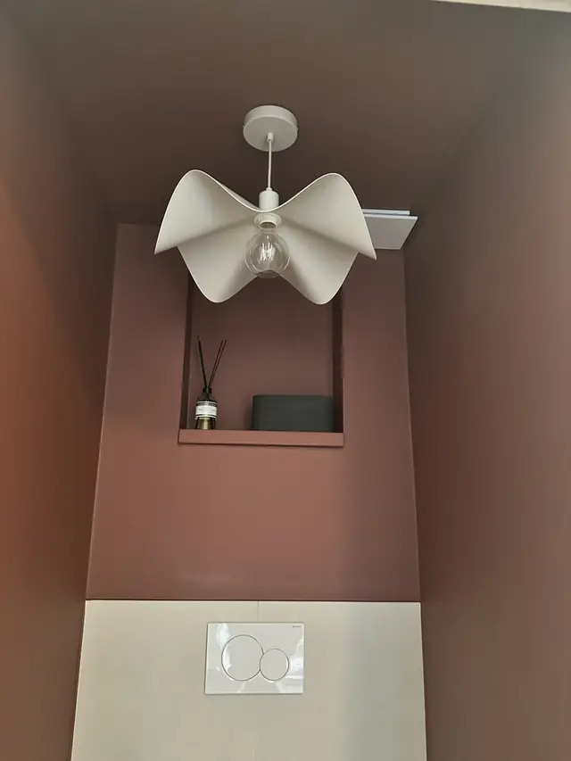 Toilet met hangtoilet en warme accentwand, foto 10 van 10
