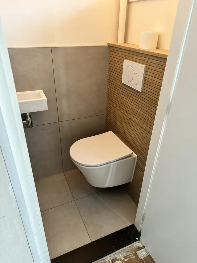 Toilet met fonteintje en houten wandpaneel, foto 2 van 5