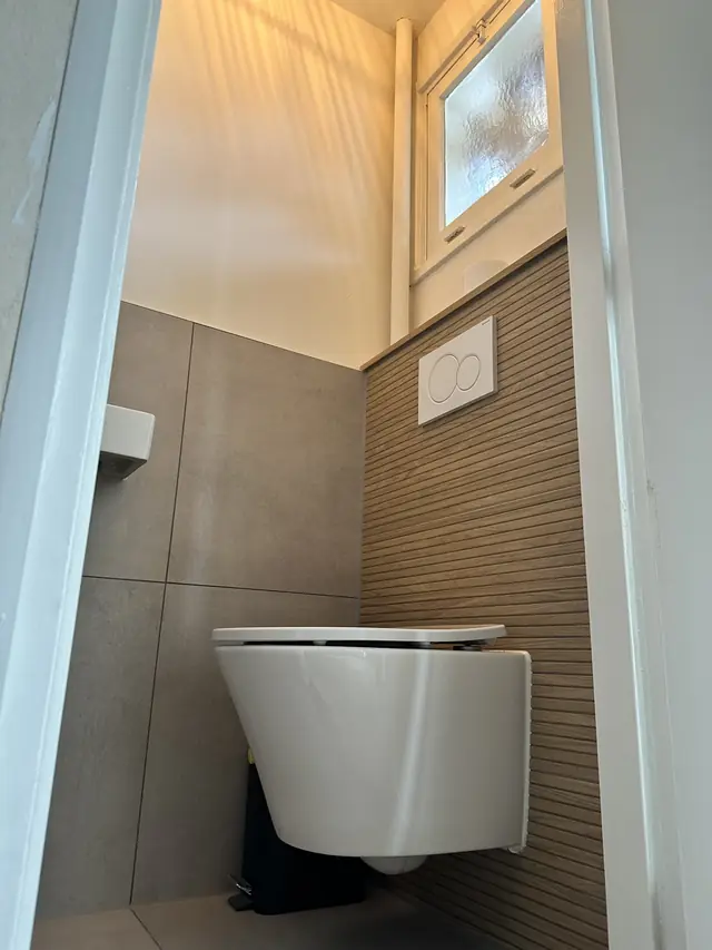 Toilet met fonteintje en houten wandpaneel, foto 5 van 5