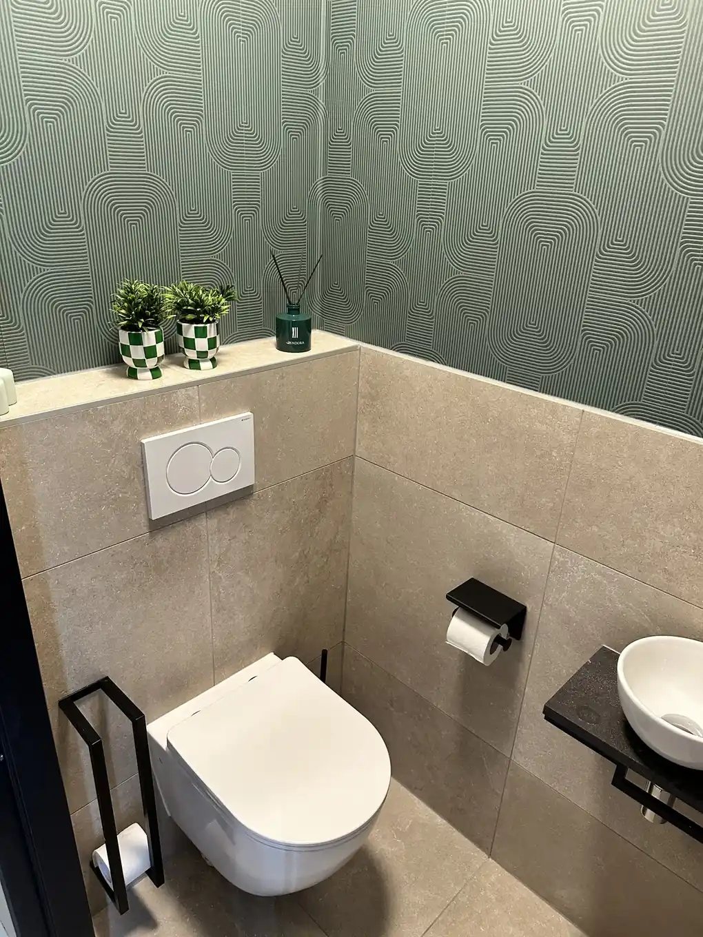 Toilet met groen behang en natuursteentegels in Wageningen