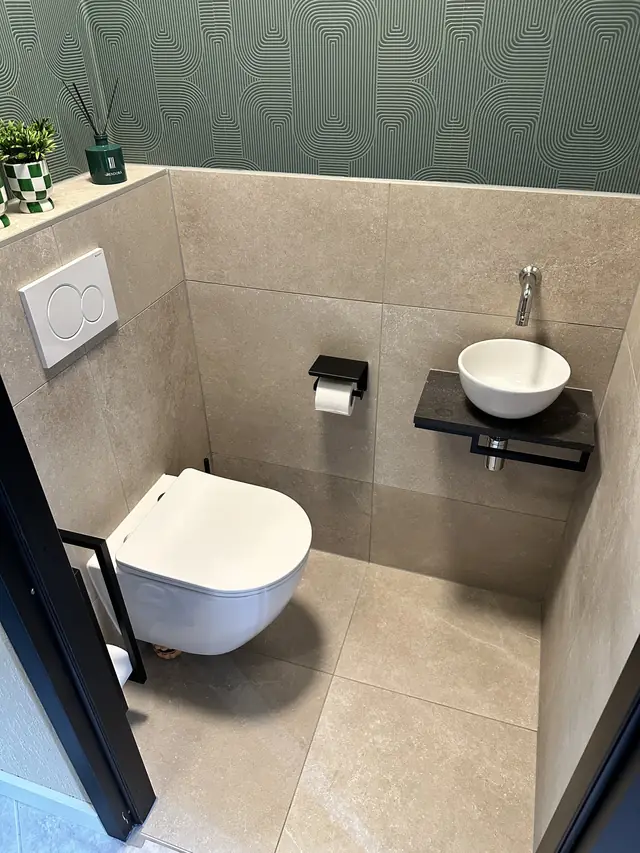 Toilet met groen behang en natuursteentegels, foto 2 van 7