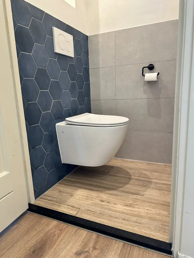 Toilet met blauwe zeshoekige tegels, foto 1 van 3