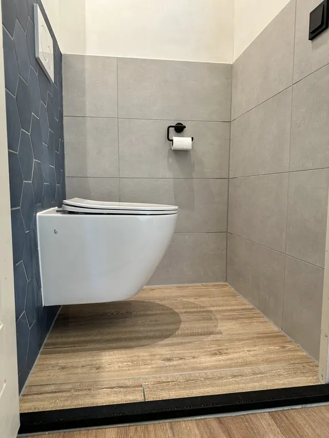 Toilet met blauwe zeshoekige tegels, foto 2 van 3