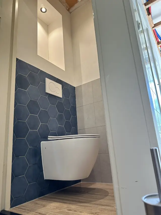 Toilet met blauwe zeshoekige tegels, foto 3 van 3