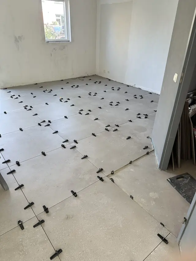Nieuwe tegelvloer en toilet, foto 2 van 20