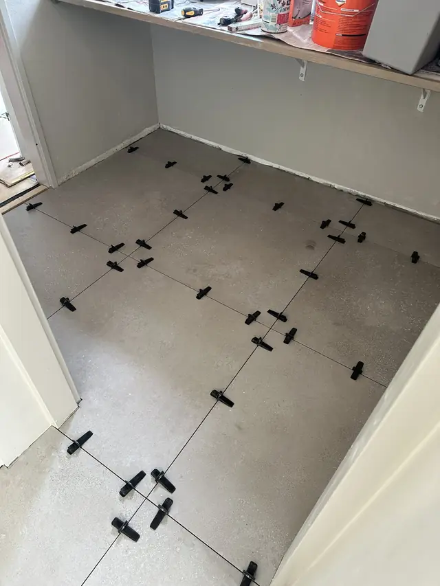 Nieuwe tegelvloer en toilet, foto 4 van 20