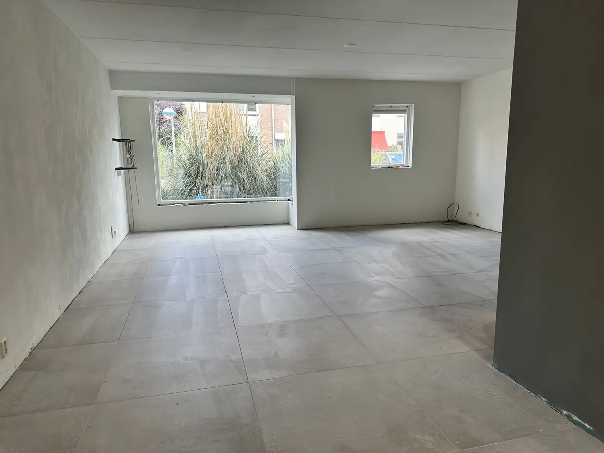 Nieuwe tegelvloer en toilet in Wageningen