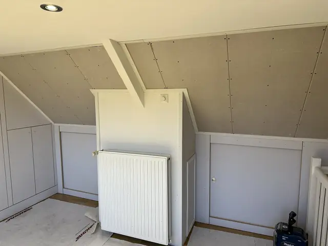 Zolder met inbouwkasten, foto 6 van 11