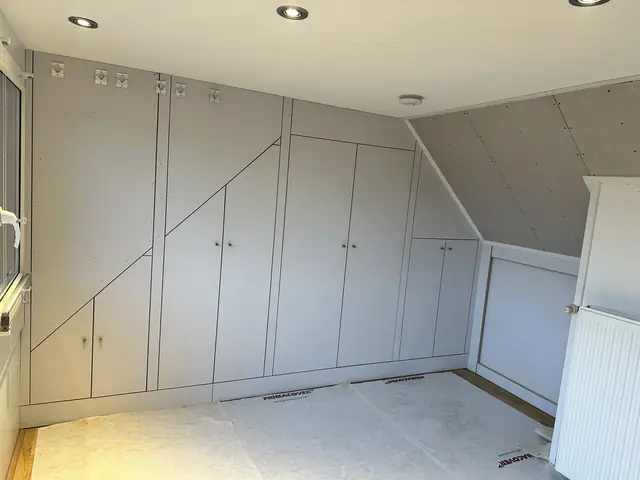 Zolder met inbouwkasten, foto 11 van 11